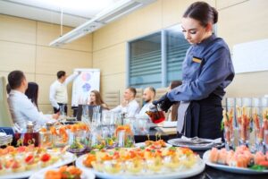 Καθαρίστρια απολύθηκε γιατί… έφαγε ένα σάντουιτς που περίσσεψε σε σύσκεψη στελεχών!