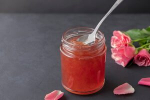 Από πολύτεκνη αγρότισσα πετυχημένη επιχειρηματίας – Όλα ξεκίνησαν από ένα γλυκό κουταλιού τριαντάφυλλο!