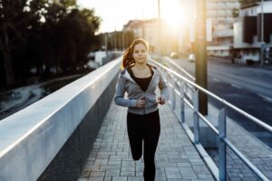 Jogging: Πρέπει να κοιτάζετε μακριά και ψηλά ή κοντά και χαμηλά;