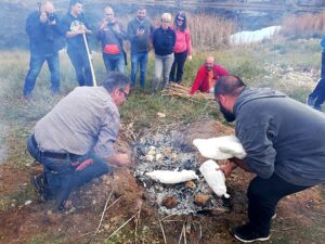 Το δημοφιλές «κλέφτικο», με την παλιά τεχνική που ψήνεται θαμμένο μέσα στη γη