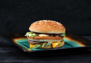 McDonald’s: Για πρώτη φορά μετά από 50 χρόνια αλλάζει τη συνταγή στα burger