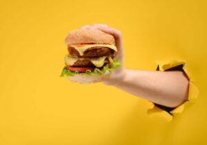 Αντιδράσεις για διαφήμιση vegan προϊόντων με… κανονικό μπιφτέκι