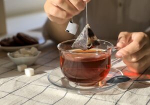 Γιατί δεν πρέπει να στύβετε το φακελάκι τσαγιού;