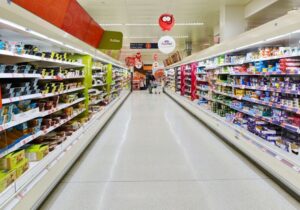 Συμφωνία Ελλήνων και Αμερικανών καταναλωτών για το ποιος κρύβεται πίσω από τις υψηλές τιμές των τροφίμων