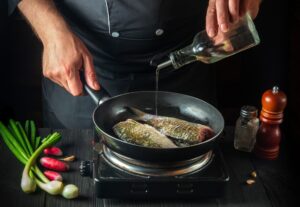 Σάλος με τον σεφ που μαγείρεψε προστατευόμενο είδος ψαριού σε τηλεοπτική εκπομπή – Έπεσαν… μηνύσεις!