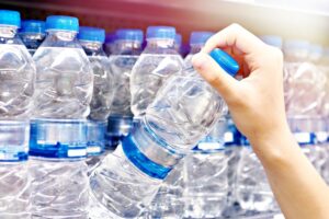 Ελληνικά Εμφιαλωμένα νερά: Μπαράζ ελέγχων – Έφοδοι σε εμφιαλωτήρια και λιανεμπόριο