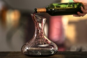 Ποιο είδος κρασιού δεν πρέπει να μεταγγίζετε ΠΟΤΕ σε κρυστάλλινες κανάτες