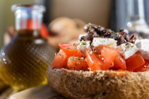 Μαθήματα κρητικού ντάκου και άνοιγμα φύλλου για μυζηθροπιτάκια σε φοιτητές του Yale