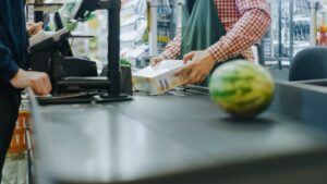 ΙΕΛΚΑ – Σουπερμάρκετ: Εμφανής η συγκράτηση τιμών τον Ιανουάριο – Μειώσεις τιμών σε γαλακτοκομικά και αλλαντικά