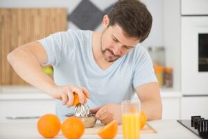 Γιατί είναι προτιμότερο να πίνουμε τον φρεσκοστυμμένο χυμό πορτοκαλιού το πρωί;