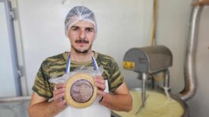 Τυροκόμος από “μικιό κοπέλι” στα Ανώγεια με μοναδικό του όπλο τη καθαριότητα