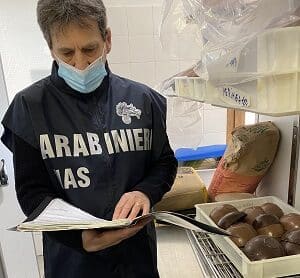 Κατασχέθηκαν 2 τόνοι σοκολατένια αυγά και τσουρέκια στην Ιταλία – Τα περισσότερα ήταν ληγμένα!