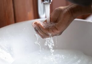 Είναι σωστό να πίνουμε νερό από το νιπτήρα της τουαλέτας;