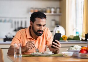 Πως τα social media μπορούν να επηρεάσουν θετικά τη διατροφή των νέων