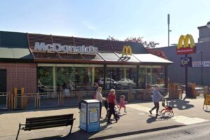 Προσβολή από παράσιτα οδηγεί ένα κατάστημα McDonald’s σε “λουκέτο”