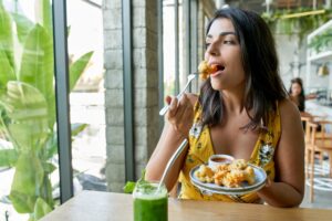 Mindful eating: Ο νέος εύκολος τρόπος αδυνατίσματος με βάση τεχνικές διαλογισμού