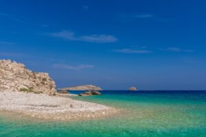 Λειψοί: Το νησί χωρίς οργανωμένες ξαπλώστρες, που προβάλλεται από τη Sun και το Vanity Fair