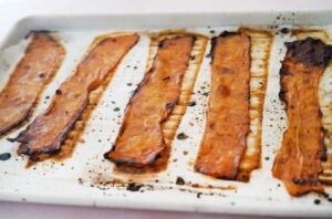 Πως να φτιάξετε vegan μπέικον από… μπανάνες!