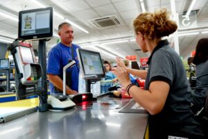 Ελληνικά σουπερμάρκετ: Πλέον οι εργαζόμενοι ξεπερνούν τις 222.000