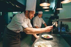 Ελληνική εστίαση: Συνεχίζεται το πρόβλημα εύρεσης προσωπικού