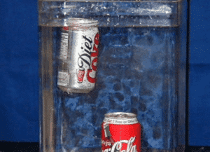 Πείραμα: Γιατί η light Coca- Cola επιπλέει ενώ η κανονική βουλιάζει;