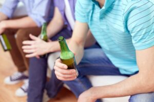 Αλκοόλ: Η Gen Z πίνει περισσότερο από ό,τι πιστεύαμε και αλλάζει τις συνήθειες κατανάλωσης