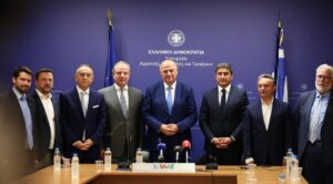 ΥΠΑΑΤ: Ο Αυγενάκης παρέδωσε στον Τσιάρα