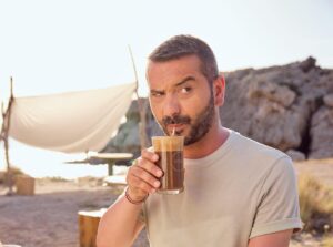 Το νέο απολαυστικό βίντεο του NESCAFÉ Frappé με τον Λεωνίδα Κουτσόπουλο