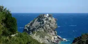 Οι Γάλλοι αποθεώνουν την Σκόπελο του “Mamma Mia”