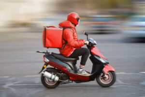 Δεκάδες τροφικές δηλητηριάσεις και 30 άνθρωποι στην ΜΕΘ στη Μόσχα από γεύμα delivery – Τρεις συλλήψεις