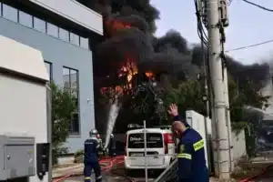 Μεγάλη έκρηξη στο εργοστάσιο συσκευασιών τροφίμων PAL στη Νέα Κηφισιά – Ειδοποίηση 112 για τοξικό νέφος