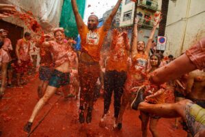 La Tomatina: Ο απίστευτος ντοματοπόλεμος που έγινε θεσμός στην Ισπανία