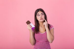 Σοκολάτα: Με πόσα γραμμάρια βγάζεις σπυράκια; Τι έδειξε νέα επιστημονική μελέτη