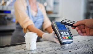 Η κάρτα είχε την δική της ιστορία: Πώς “κυρίευσε” τις συναλλαγές μέσα σε 26 χρόνια το πλαστικό και ψηφιακό χρήμα