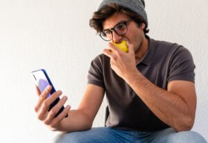 Το φθηνό και αποτελεσματικό εργαλείο που μπορεί να κάνει τους νέους να τρώνε πιο υγιεινά