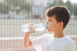 Πόσο νερό χρειάζονται τα παιδιά μέσα στην ημέρα; Ο αντίκτυπος στον εγκέφαλό τους