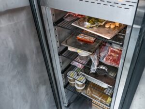 Πρόστιμα σε δύο εστιατόρια στη Μακρυγιάννη για τα κατεψυγμένα