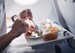 27 τροφικές δηλητηριάσεις από γεύμα με κοτόπουλο σε πτήση της Delta Airlines – Αναγκαστική προσγείωση