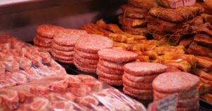 Η Foodwatch καταγγέλει τη συμφωνία ΕΕ-Mercosur και τις εισαγωγές κρέατος που έχουν υποστεί επεξεργασία με αυξητικές ορμόνες