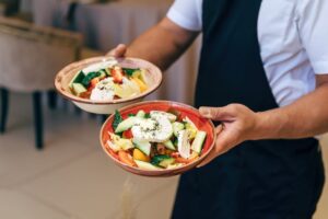 Οι σερβιτόροι γνωρίζουν πιο πολλά από τους μάγειρες για τα αλλεργιογόνα και την μεσογειακή διατροφή!