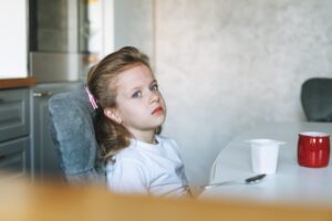 Η επιστήμη εξηγεί γιατί τα 6χρονα παιδιά αντιπαθούν τα κομμάτια φρούτου στο γιαούρτι