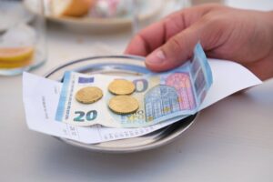 Εστίαση με τραπέζια: Η νέα υποχρέωση από την 1η Αυγούστου