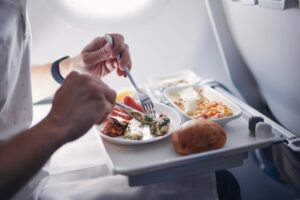 Μεγάλη Ευρωπαϊκή αεροπορική εταιρεία αφαιρεί το δωρεάν φαγητό στις πτήσεις της