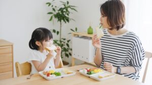 Γιατί τα παιδιά θέλουν να τρώνε από το πιάτο των γονιών τους;