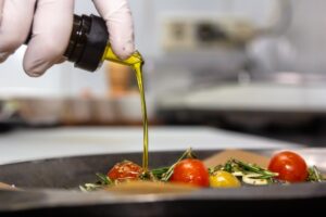 8.500€ πρόστιμο σε δύο εστιατόρια στην Αδριανού – Παραπλάνηση των πελατών για το ελαιόλαδο