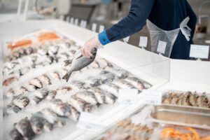 Τέρμα στο “κρυφτούλι” – Επετράπη η πώληση αποψυγμένων αλιευτικών προϊόντων στη λιανική