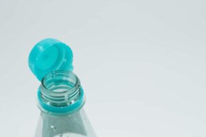 ΥΠΕΝ: Από τον Οκτώβρη ξεκινούν οι έλεγχοι στην αγορά για τα μη αποσπώμενα καπάκια στους περιέκτες ποτών