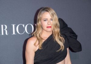 Η Alicia Silverstone ανέβασε βίντεο να τρώει ένα δηλητηριώδη καρπό