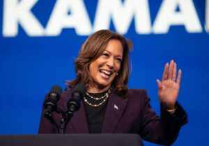 Η Kamala Harris προτείνει την απαγόρευση της αύξησης των τιμών των τροφίμων ως μέρος της εκστρατεία της