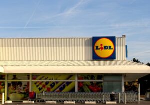 Εργαζόμενη του Lidl αποσύρει αγωγή για εργατικό ατύχημα γιατί την είδαν να κάνει σκληρή προπόνηση!